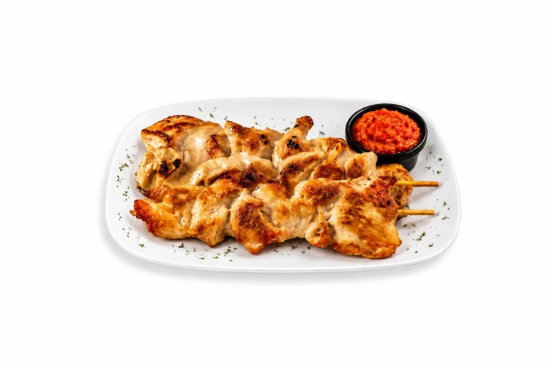 Ražnjići (piletina) s prilogom, ajvar