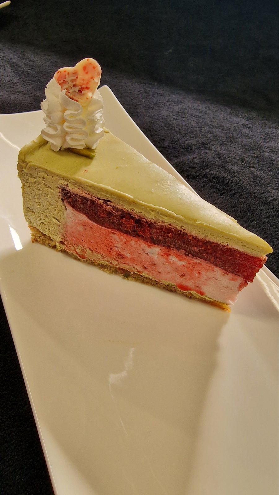 Torta od pistacije i maline