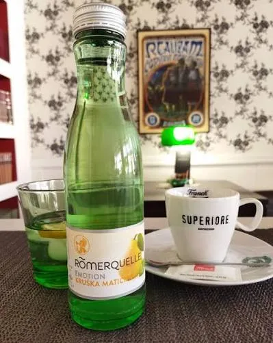 Kava s mlijekom + Voda gazirana